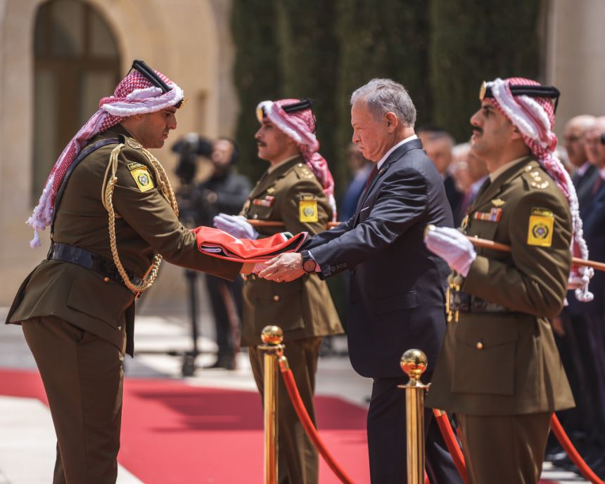 الملك يشهد مراسم رفع العلم في قصر الحسينية
