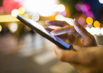 إسرائيليون يتلقون رسائل تهديد غامضة : تزودوا بالمؤن فستقضون أسابيع فى الملاجئ