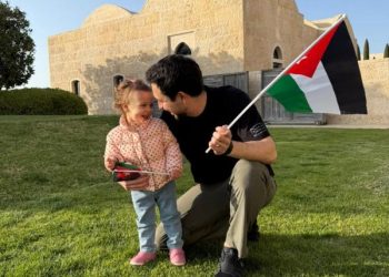ولي العهد يحتفل بيوم العلم مع ابنته الأميرة إيمان