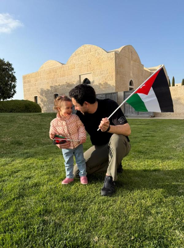 ولي العهد يحتفل بيوم العلم مع ابنته الأميرة إيمان