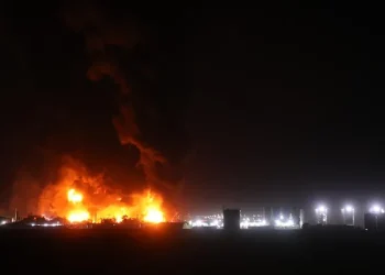 اندلاع حرائق جراء استهداف مصفاة ميناء الأحمدي في الكويت بمسيّرات