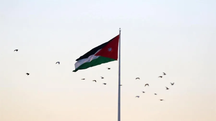 احتفالات وطنية واسعة بيوم العلم الأردني في مختلف المحافظات