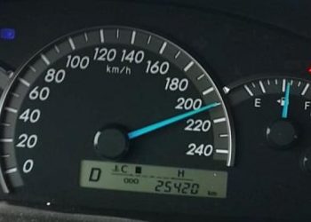 ضبط مركبة تسير بسرعة جنونية على طريق الأزرق
