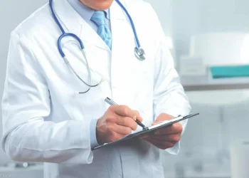 مستشفى الجامعة يوضح بشأن تعرض أحد الأطباء المقيمين لحالة سقوط