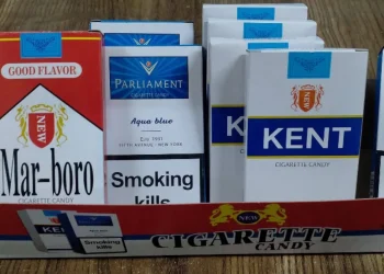 إغلاق سوبر ماركت لضبط منتج حلوى على شكل سجائر