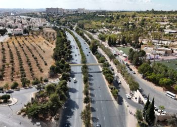 تحويلات مرورية لتركيب جسر مشاة في شارع الملك عبدالله الثاني
