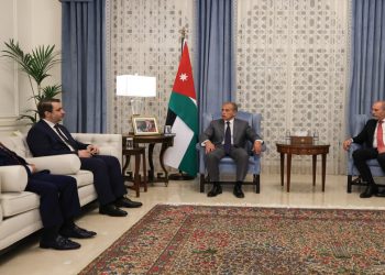 رئيس الوزراء يؤكد أهمية البناء على ما تحقق من تعاون بين الأردن وسوريا