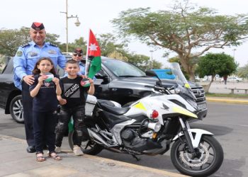 الأمن العام يباشر بتوزيع الأعلام على مركبات المواطنين احتفاء بيوم العلم