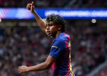 في أي عالم تعيش .. أسطورة برشلونة يهاجم لامين يامال