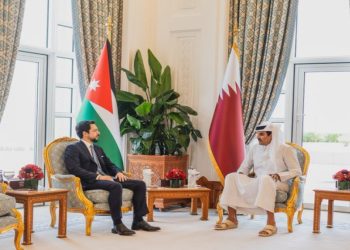ولي العهد يلتقي أمير قطر ويؤكد تضامنه مع دول الخليج ويدعو لتهدئة شاملة