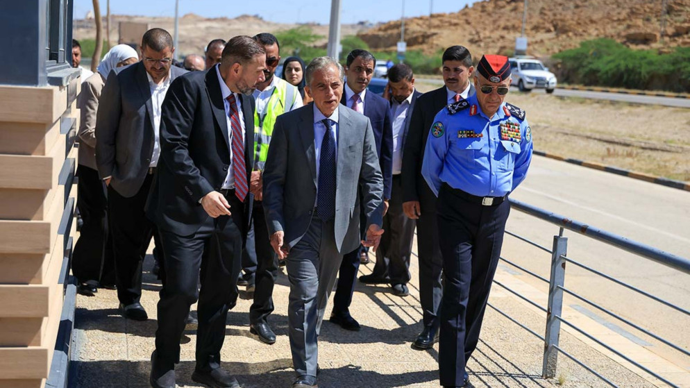 رئيس الوزراء يتفقد مشاريع البحر الميت ويوجه بتسريع تطويرها تمهيداً لافتتاحها في عيد الاستقلال