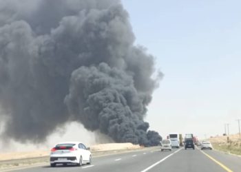اشتعال صهريج إثر حادث تصادم مع شاحنتين على الطريق الصحراوي