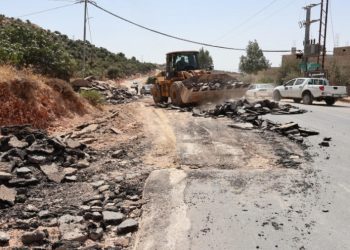 إنشاء طريق بديل في سوف بعد انهيار أحد الطرق جراء غزارة الأمطار