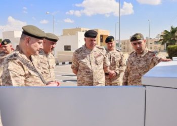 رئيس هيئة الأركان المشتركة يؤكد أهمية تطوير منظومة الاتصالات العسكرية