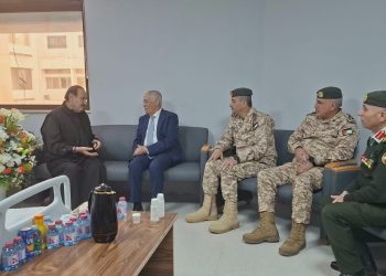 العيسوي ينقل تمنيات الملك وولي العهد للفريق المتقاعد متعب الزبن بالشفاء العاجل