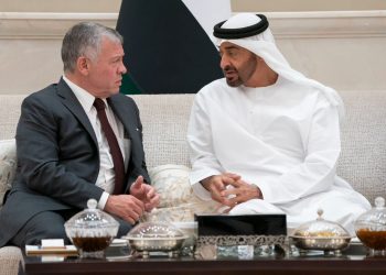 الملك ورئيس دولة الإمارات يبحثان هاتفيا سبل خفض التصعيد في المنطقة