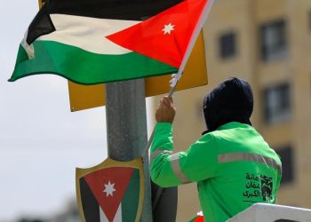 القضاة عن ألوان علم الأردن : مستمدة من لباس النبي .. والعموش: لا يصح