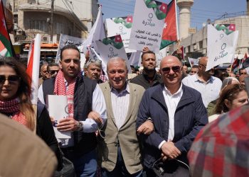 عطية يشارك في مسيرة حاشدة دعماً لمواقف الملك ورفضاً لانتهاكات الاحتلال