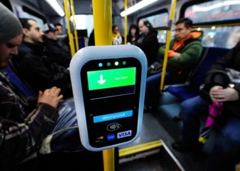 إحالة عطاء إدخال أنظمة النقل الذكية على حافلات الجامعات الرسمية