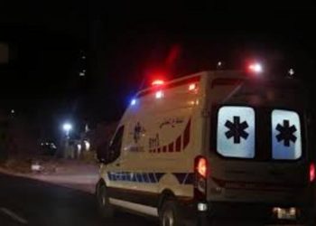 وفاة و5 إصابات في حادث تصادم بين مركبتين على طريق الشوبك