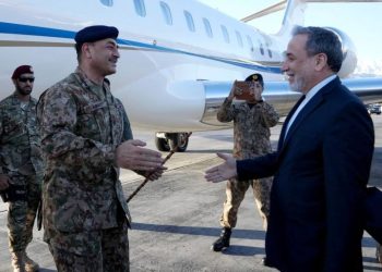 وفد عسكري وأمني باكستاني رفيع يبدأ زيارة لطهران