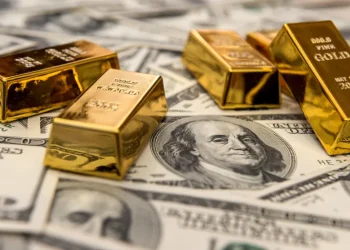 الذهب يرتفع والدولار يسجل أعلى مستوى في أسبوع
