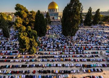 75 ألف مصل يؤدّون صلاة الجمعة في المسجد الأقصى المبارك