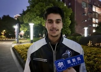 أنقذها ثم غادر بصمت .. كيف تحول المغربي أيوب فاضل إلى أيقونة بالصين؟