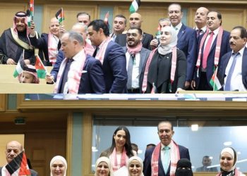 النواب يتوشحون بالشماغ ويرفعون الأعلام