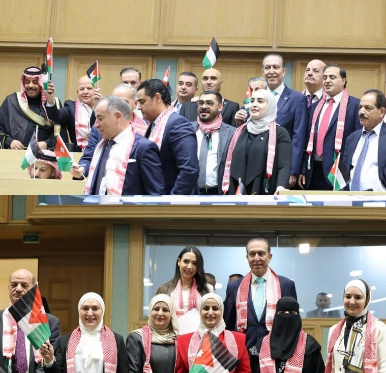 النواب يتوشحون بالشماغ ويرفعون الأعلام