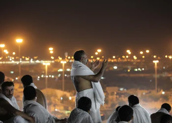 الحجاج ينفرون من عرفات إلى مزدلفة بعد أداء الركن الأعظم