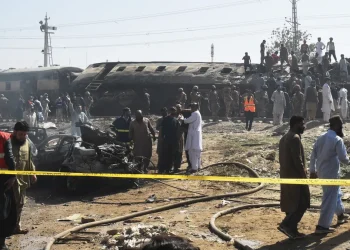 عشرات القتلى والجرحى في تفجير قطار يقل عسكريين بباكستان