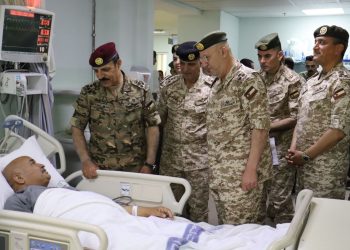 كبار ضباط الجيش الأردني يعودون المرضى في المستشفيات العسكرية