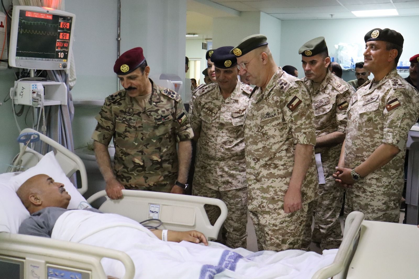 كبار ضباط الجيش الأردني يعودون المرضى في المستشفيات العسكرية