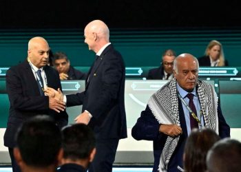 رئيس الاتحاد الفلسطيني يتجاهل نظيره الإسرائيلي في مؤتمر الفيفا