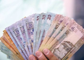 اقتصاديون: صرف الرواتب مبكراً ينشّط الأسواق ويحرك السيولة المحلية