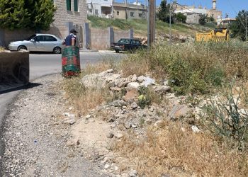 بلدية الكرك تواصل تنفيذ حملاتها لإزالة الأنقاض والنفايات العشوائية