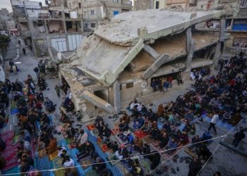 الفلسطينيون يؤدون صلاة عيد الأضحى على أنقاض المساجد المدمرة في غزة
