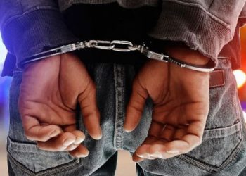 القبض على مطلوب متوارٍ عن الأنظار ومحكوم 18 عاماً إثر قضية قتل