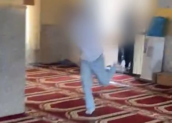 إلزام حدث ظهر في فيديو يرقص داخل مسجد بتنظيفه لمدة أسبوع