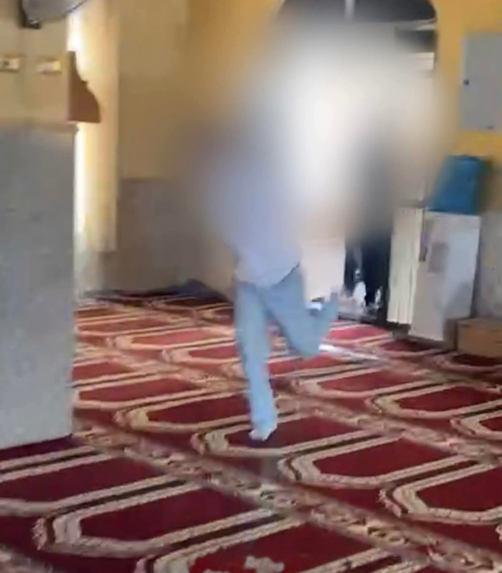 إلزام حدث ظهر في فيديو يرقص داخل مسجد بتنظيفه لمدة أسبوع