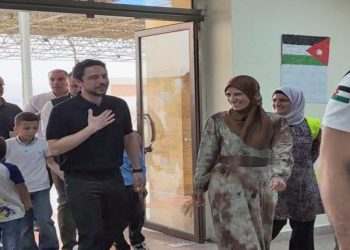 ولي العهد يتفقد سير العملية التعليمية في مجمع مدارس العقبة