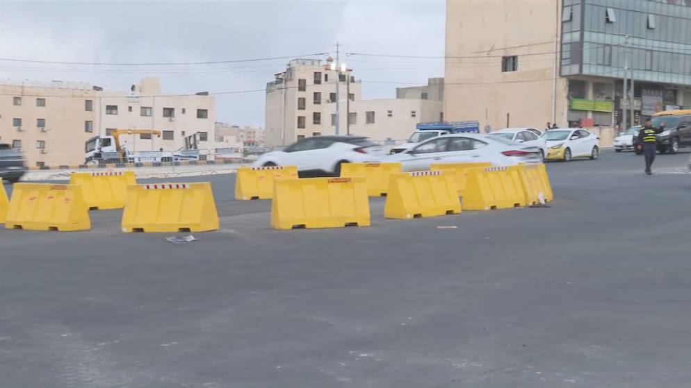 البدء بوضع الأرصفة والجزر الوسطية في منطقة دوار التطبيقية السبت