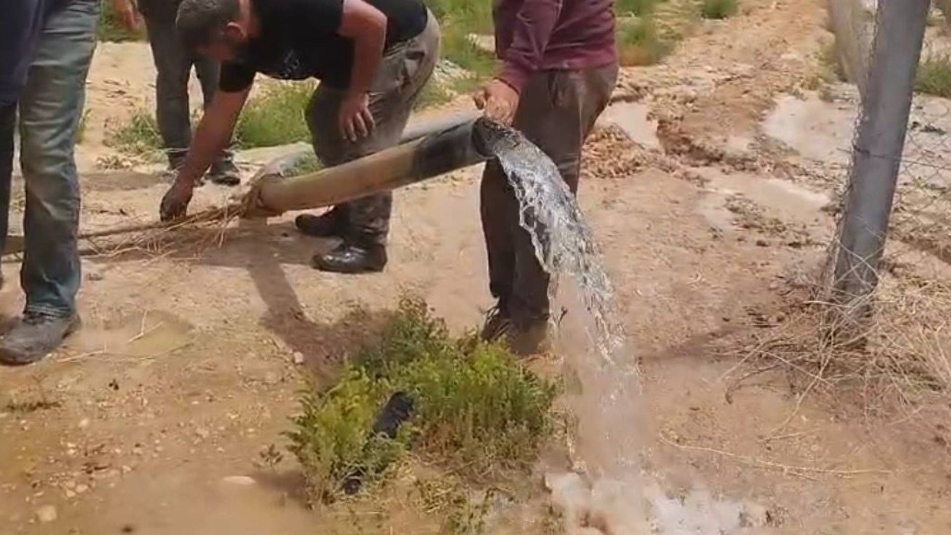 وزارة المياه تضبط اعتداءات جسيمة على خط ناقل رئيسي بطريق البحر الميت