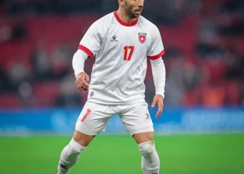 ولي العهد يطمئن على صحة اللاعب عصام السميري هاتفيا