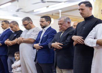 الملك وولي العهد يؤديان صلاة عيد الأضحى في العقبة