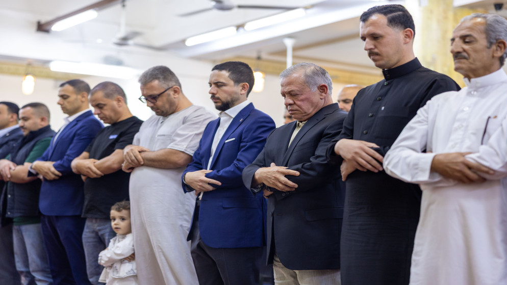 الملك وولي العهد يؤديان صلاة عيد الأضحى في العقبة