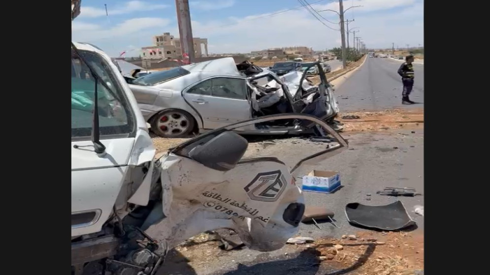 3 وفيات وإصابتان بحادث تصادم بين مركبتين في شارع البترا بإربد