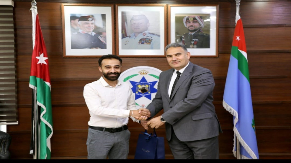 أردني يسلم مصاغا ذهبيا مفقودا إلى الأمن