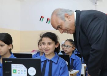 وزير التربية يتفقد مشروع مسار للتحول الرقمي في مدرسة أم كثير بعين الباشا